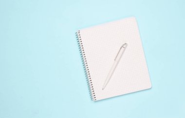Not defteri kalemi pastel pembe, üstten görünüm, Minimalizm tren ile