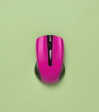 Kablosuz fare üzerinde mavi bir pastel renkli izole. Üstten görünüm, minimalist tren