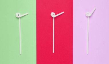 Bir çok renkli kağıt arka plan, Minimalizm, üstten görünüm üzerine beyaz kokteyl boruları