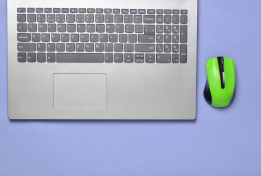 Modern dizüstü bilgisayar, kablosuz fare mavi pastel renkli, Minimalizm, üstten görünüm, düz la