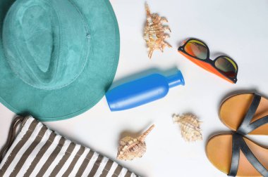 Plaj çantası ve beyaz arka plan üzerinde plaj düzendeki rahatlamak için aksesuarlar. Deniz, yaz saati Resort'ta kavramı. Üstten görünüm, düz yatıyordu, minimalis