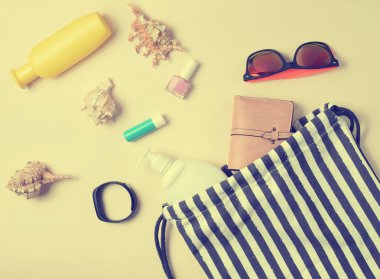 Plaj çantası ve beyaz arka plan üzerinde plaj düzendeki rahatlamak için aksesuarlar. Deniz, yaz saati Resort'ta kavramı. Üstten görünüm, düz yatıyordu, minimalis