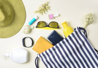 Plaj çantası ve beyaz arka plan üzerinde plaj düzendeki rahatlamak için aksesuarlar. Deniz, yaz saati Resort'ta kavramı. Üstten görünüm, düz yatıyordu, minimalis