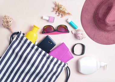 Plaj çantası ve beyaz arka plan üzerinde plaj düzendeki rahatlamak için aksesuarlar. Deniz, yaz saati Resort'ta kavramı. Üstten görünüm, düz yatıyordu, minimalis