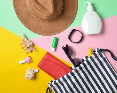 Plaj çantası ve aksesuarları pastel renkli arka plan üzerinde plaj düzendeki rahatlamak için. Deniz, yaz saati Resort'ta kavramı. Üstten görünüm, düz yatıyordu, minimalis