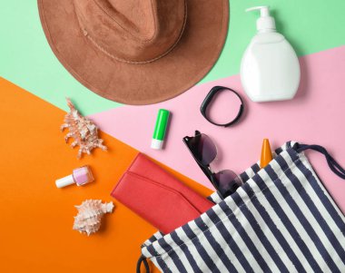 Plaj çantası ve aksesuarları pastel renkli arka plan üzerinde plaj düzendeki rahatlamak için. Deniz, yaz saati Resort'ta kavramı. Üstten görünüm, düz yatıyordu, minimalis