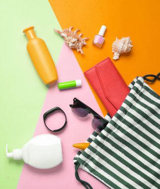 Plaj çantası ve aksesuarları pastel renkli arka plan üzerinde plaj düzendeki rahatlamak için. Deniz, yaz saati Resort'ta kavramı. Üstten görünüm, düz yatıyordu, minimalis