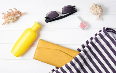 Plaj çantası ve beyaz arka plan üzerinde plaj düzendeki rahatlamak için aksesuarlar. Deniz, yaz saati Resort'ta kavramı. Üstten görünüm, düz yatıyordu, minimalis