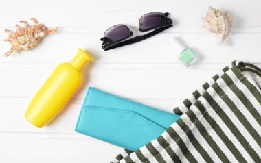 Plaj çantası ve beyaz arka plan üzerinde plaj düzendeki rahatlamak için aksesuarlar. Deniz, yaz saati Resort'ta kavramı. Üstten görünüm, düz yatıyordu, minimalis