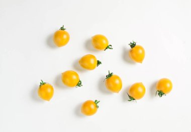 Bir sürü beyaz bir adam üzerinde olgunlaşmış mini kiraz domates