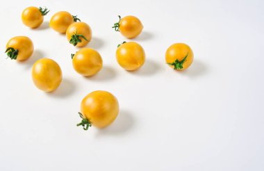 Bir sürü beyaz bir adam üzerinde olgunlaşmış mini kiraz domates
