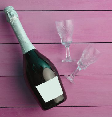 Bir şişe şampanya ve mavi bir ahşap masa, en iyi iki retro gözlük vie