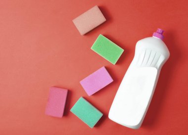 Bulaşık deterjanı, plastik şişe sünger sarı pastel arka plan, üstten görünüm, düz lay, minimalis