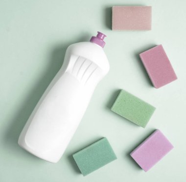 Bulaşık deterjanı, plastik şişe sünger mavi pastel renkli, üstten görünüm, düz lay, minimalis