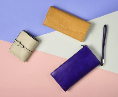 Pastel renkli arka plan, üstten görünüm, minimalis deri çanta çeşitli