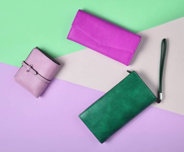 Pastel renkli arka plan, üstten görünüm, minimalis deri çanta çeşitli