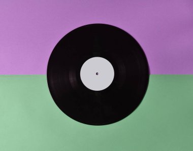 Vinil plaka üzerinde pastel renkli arka plan, retro müzik teknolojisi, üstten görünüm, minimalis