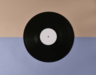 Vinil plaka üzerinde pastel renkli arka plan, retro müzik teknolojisi, üstten görünüm, minimalis