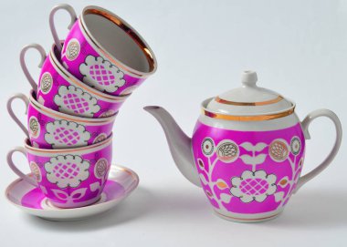 Retro bardak ve çaydanlık beyaz zemin üzerine yığını