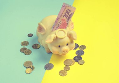 İki yüz hryvna faturaları ve sarı mavi arka plan üzerinde para ile kumbara. Ukrayna ekonomi, Ukrayna bayrağı