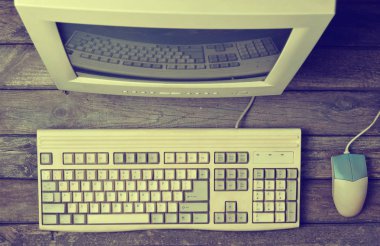Retro sabit bilgisayar rustik ahşap masa, vintage çalışma alanı üzerinde. Monitör, klavye, bilgisayar faresi, üstten görünüm, düz la