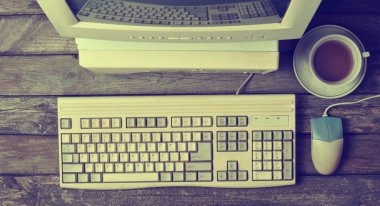 Retro sabit bilgisayar rustik ahşap masa, vintage çalışma alanı üzerinde. Monitör, klavye, bilgisayar faresi, üstten görünüm, düz la