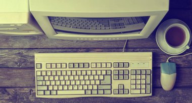 Retro sabit bilgisayar rustik ahşap masa, vintage çalışma alanı üzerinde. Monitör, klavye, bilgisayar faresi, üstten görünüm, düz la