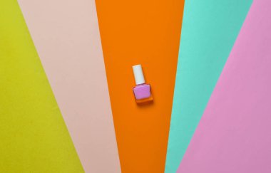 Oje şişesi üzerinde renkli kağıt arka plan, Minimalizm, top vie