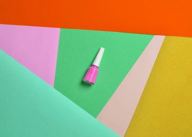 Oje şişesi üzerinde renkli kağıt arka plan, Minimalizm, top vie