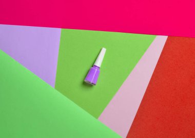 Oje şişesi üzerinde renkli kağıt arka plan, Minimalizm, top vie