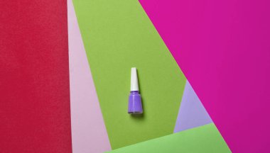 Oje şişesi üzerinde renkli kağıt arka plan, Minimalizm, top vie