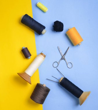 Eski skeins iplik makas, pastel renkli bir arka plan iğne falan batmazdı. Üstten görünüm