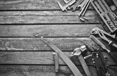 Ahşap bir masa üzerinde bir çalışma aracı. Testere, çekiç, tornavida, pense, dimes, bıçak, üstten görünüm, kopya girintili