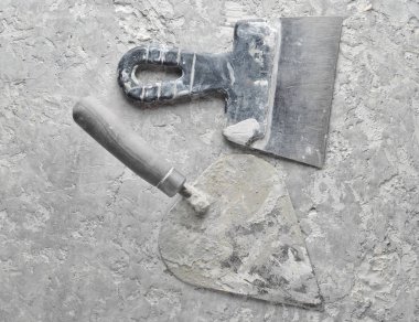 Oluşturma araçları gri beton zemin üzerine. Spatula, Mala, top vie