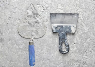 Oluşturma araçları gri beton zemin üzerine. Spatula, Mala, top vie