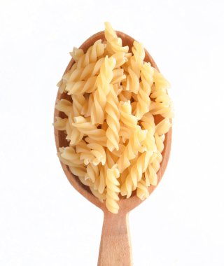 Beyaz arka plan üzerinde izole makarna tahta kaşıkla