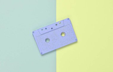 Renkli Kağıt arka plan ses kasette. Retro medya teknoloji 80s. Müzik, eğlence. Üstten görünüm. minimalizm tren