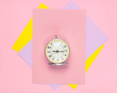 Renkli Kağıt arka plan Retro çalar saat. Minimalizm. Top Vie