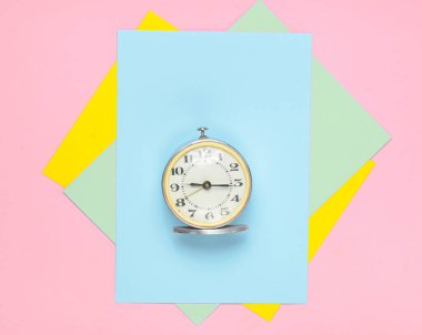 Renkli Kağıt arka plan Retro çalar saat. Minimalizm. Top Vie
