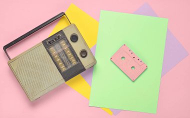 Retro radyo alıcısı, renkli kağıt arka plan üzerinde ses kaset. Minimalizm. Top Vie