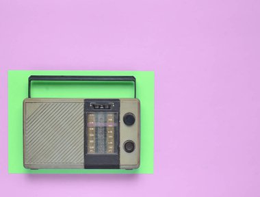 Mavi pembe Kağıt arka plan üzerinde Retro radyo alıcısı. Minimalizm. Top Vie