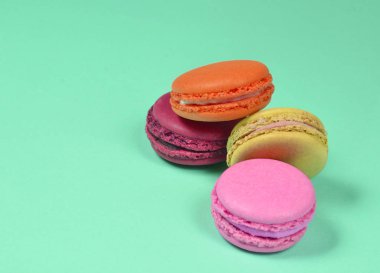 Birçok macaroons pastel mavi bir arka plan üzerinde. Minimalis