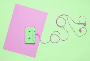 Ses kaseti ve kulaklık üzerinde mavi bir pastel pembe. Müzik konsepti. Retro tarzı. Minimalizm. Top Vie