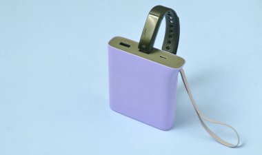 Güç banka akıllı bir pastel pembe bileziğinde ücret. Modern araçlar