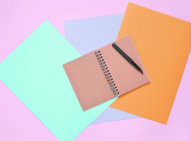 Renkli Kağıt arka plan üzerinde kalem ile not etmek. Kız gibi günlük. Üstten görünüm