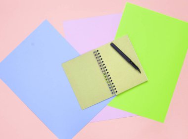 Renkli Kağıt arka plan üzerinde kalem ile not etmek. Kız gibi günlük. Üstten görünüm