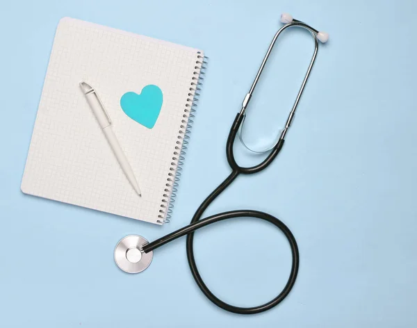 Notatnik Pióra Ozdobny Serce Stetoskop Różowym Tle Pastel Medycznego Widok — Zdjęcie stockowe