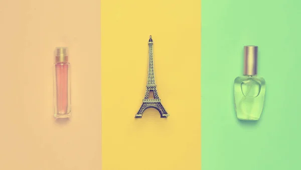 Perfume Bottle Statuette Eiffel Tower Multicolored Paper Background Top View — Stock Photo, Image