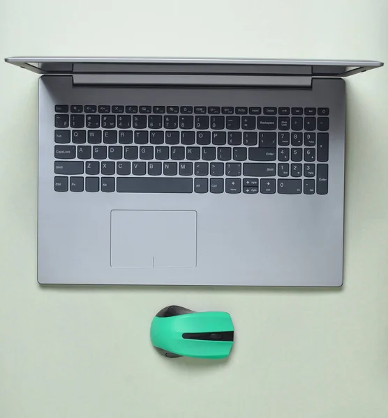 Nowoczesny Laptop Bezprzewodowa Mysz Pastelowe Tło Minimalizm Widok Góry Płaskie — Zdjęcie stockowe