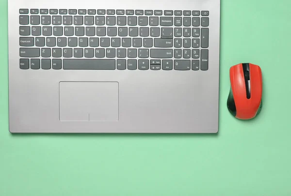 現代のラップトップ ブルーのパステル調の背景 ミニマリズム 上面図 フラット ワイヤレス マウス — ストック写真